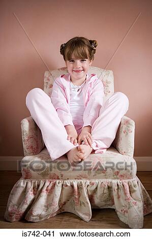 女の子 椅子に座る ストックイメージ Is742 041 Fotosearch
