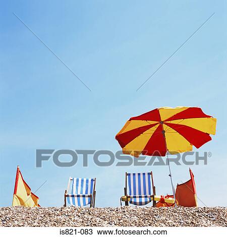 Deckchairs Et Parasol Plage Banque Dimage