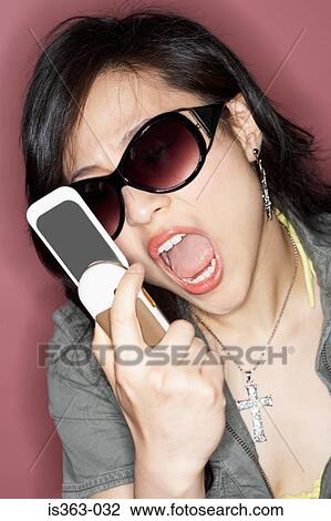 女 叫ぶこと に 携帯電話 ストックイメージ Is363 032 Fotosearch