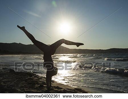 Young Femme Faire Gymnastique Plage Rétroéclairage Corse France Europe Banque Dimage