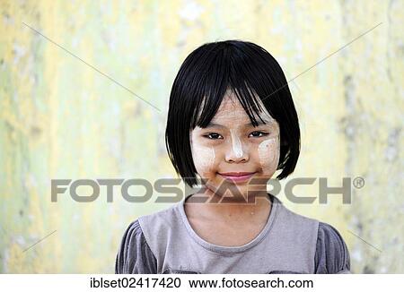 女の子 で Thanaka のり 上に 彼女 顔 マンダレイ ミャンマー ビルマ 東南アジア アジア ストックイメージ Iblset Fotosearch