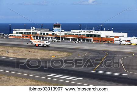 Airbus から Easyjet Com の前 ターミナル の マデイラ 空港 Lpma また 知られている ように Funchal 空港 そして Santa Catarina 空港 Santa Catarina Funchal マデイラ ポルトガル Europe 写真館 イメージ館 Iblmox