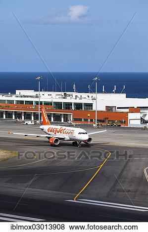 Airbus から Easyjet Com の前 ターミナル の マデイラ 空港 Lpma また 知られている ように Funchal 空港 そして Santa Catarina 空港 Santa Catarina Funchal マデイラ ポルトガル Europe 写真館 イメージ館 Iblmox