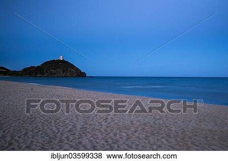 Baia Di Chia Spiaggia Con Il Saracen Torre A Crepuscolo Costa Canc Sud Chia Domus De Maria Sardegna Italia Europe Archivio