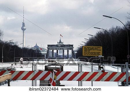 "Brandenburg Gate with the Berlin Wall in the snow, 1985, Berlin, Germany, Europe" View Large Photo Image Picture - "Brandenburg Gate with the Berlin Wall in the snow, 1985, Berlin, Germany, Europe". Fotosearch