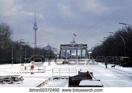 "Brandenburg Gate with the Berlin Wall in the snow, 1985, Berlin, Germany, Europe" View Large Photo Image Stock Image - "Brandenburg Gate with the Berlin Wall in the snow, 1985, Berlin, Germany, Europe". Fotosearch