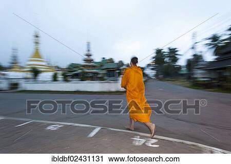 Stock Image - "Buddhist monk collecting alms, Temples of Wat Jong Kham and Chong Kham or Wat Jong Klang and Chong Klang, Mae Hong Son, Northern Thailand, Thailand, Asia". Fotosearch