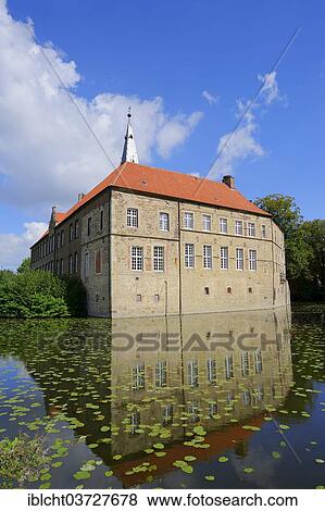 Stock Photo - "Burg Vischering Castle, Ludinghausen, Munsterland, Nordrhein-Westfalen, Germany, Europe". Fotosearch
