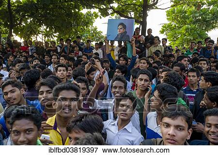 "Crowds of fans gathering at the gate of Shahrukh Khan's villa at his birthday, Bandra, Mumbai, Maharashtra, India, Asia" View Large Photo Image Stock Photo - "Crowds of fans gathering at the gate of Shahrukh Khan's villa at his birthday, Bandra, Mumbai, Maharashtra, India, Asia". Fotosearch