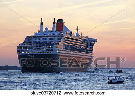 Stock Image - "Cruise ship, MS Queen Mary 2, departing Hamburg harbour on the Elbe River at sunset, Hamburg, Hamburg, Germany, Europe". Fotosearch