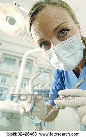 Dentist 歯科 衛生士 身に着けていること A マスク 中に A 待遇 中心 間 保有物 A 鏡 そして A Drill ストックイメージ Iblskb Fotosearch