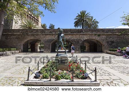 Es Forner monument, Almudaina Palace, Palau de l'Almudaina at back, Avinguda de Gabriel Roca, old town, Ciutat Antiga, Palma de Mallorca, Majorca, Balearic Islands, Spain, Europe View Large Photo Image Stock Image - Es Forner monument, Almudaina Palace, Palau de l'Almudaina at back, Avinguda de Gabriel Roca, old town, Ciutat Antiga, Palma de Mallorca, Majorca, Balearic Islands, Spain, Europe. Fotosearch