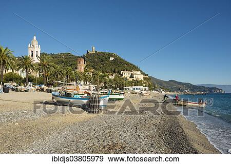 Plage Méditerranéenne Dans La Ville Touristique Alassio Sur