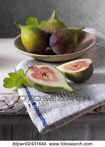 Picture - Fresh figs and fig halves. Fotosearch