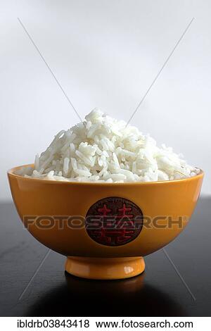 Stock Photo - Gekochter Reis in Keramikschale. Fotosearch