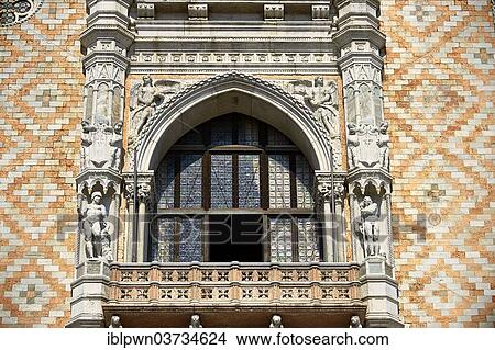 Picture - "Gothic style balcony on the south facade, Doge's Palace, Venice, Veneto, Italy, Europe". Fotosearch