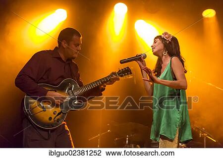 Stock Image - "Guitarist Eoghan De Hoog and singer Lyn M from the Swiss band Aloan performing live in the Schueuer concert hall, Lucerne, Switzerland, Europe". Fotosearch