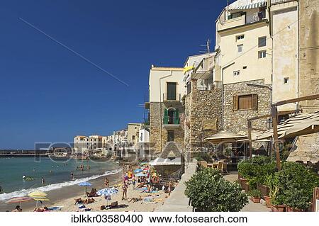 Houses Plage Cefalu Province De Palerme Sicile Italie Europe Banque Dimage