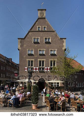 "Kiepenkerl, monument to traveling merchants from the Munsterland area on the Spiekerhof, outside the inn Grosser Kiepenkerl, Munster, North Rhine-Westphalia, Germany, Europe" View Large Photo Image Stock Image - "Kiepenkerl, monument to traveling merchants from the Munsterland area on the Spiekerhof, outside the inn Grosser Kiepenkerl, Munster, North Rhine-Westphalia, Germany, Europe". Fotosearch