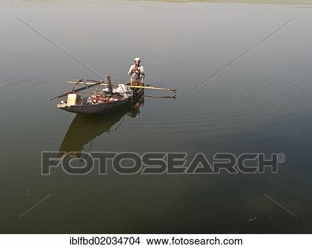 "Local fisherman catching fish the traditional way on Dal Lake, Srinagar, Jammu and Kashmir, India, Asia" View Large Photo Image Picture - "Local fisherman catching fish the traditional way on Dal Lake, Srinagar, Jammu and Kashmir, India, Asia". Fotosearch