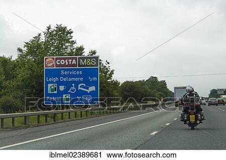 M4 高速道路 Leigh Delamere サービス 印 イギリス イギリス Europe ストックイメージ Iblmel Fotosearch