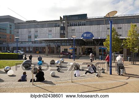Stock Image - "Main entrance to Southampton General Hospital University NHS Trust, Southampton, England, United Kingdom, Europe". Fotosearch