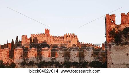 Picture - "Medieval city walls and the Castle of Soave, Soave, Veneto, Italy, Europe". Fotosearch