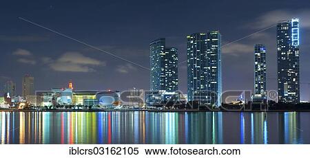 "Miami skyline showing the American Airlines Arena and the luxury condominium buildings Marinablue, 900 Biscayne Bay, Ten Museum Park and Marquis, Miami, Florida, United States, North America" View Large Photo Image Stock Photography - "Miami skyline showing the American Airlines Arena and the luxury condominium buildings Marinablue, 900 Biscayne Bay, Ten Museum Park and Marquis, Miami, Florida, United States, North America". Fotosearch