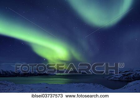 Northern Lumières Sur Fjord Dans Paysage Hiver Sommeroya Tromso âªtroms Nord Norvège Norvège Europe Banque Dimage