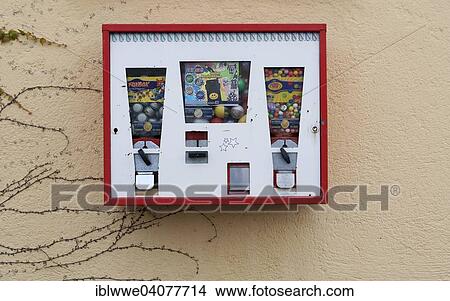 Old Kaugummi Automat Auf A Haus Wand Osterreich Europe