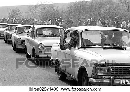 Stock Image - "Open inner-German border between Lower Saxony and the district of Erfurt, Thuringia, in the morning after the opening of the border was announced, GDR citizens leaving on the road from Worbis to Duderstadt, Duderstadt, Lower Saxony, Germany, Europe". Fotosearch