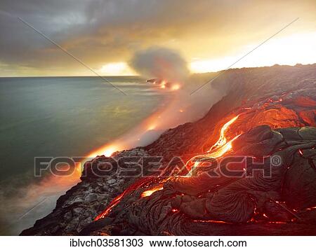 Stock Image - "PuÊ»u Ê»ÅŒÊ»Å or Puu Oo volcano, volcanic eruption, lava flow, red hot lava flowing into the Pacific Ocean, HawaiÊ»i-Volcanoes-Nationalpark, USA, Hawaii, United States, North America". Fotosearch