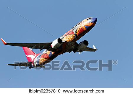 Qantas Flugzeug Malen In Einheimische Kunst Yanany Traumende Gerecht Nach Ablegen Perth Westliches Australien Australia Oceania Stock Bild Iblpfm Fotosearch