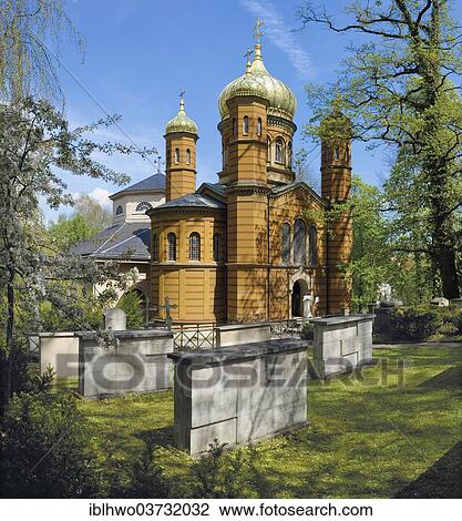 Stock Image - "Russian Orthodox Chapel, Marie Seebach Foundation burial grounds at front, Fuerstengruft, ducal burial chapel at back, Historical Cemetery, Weimar, Thuringia, Germany, Europe". Fotosearch