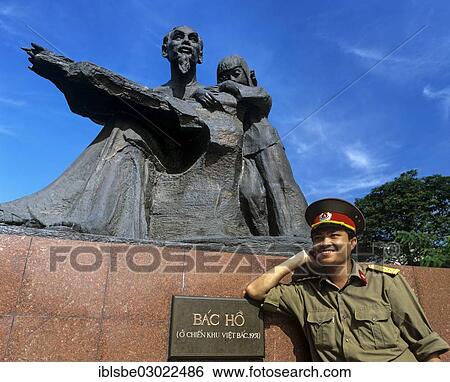 Stock Photograph - "Soldier leaning against the statue of Ho Chi Minh or """"Uncle Ho"""" with a child, Saigon, Ho-Chi-Minh-Stadt, Sudvietnam, Vietnam, Asia". Fotosearch