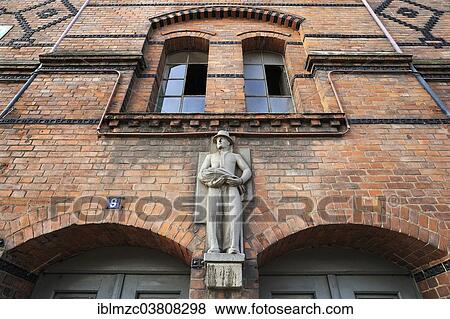 "Statue of a tobacco worker, circa 1883, above the entrance of the Speicherstadt warehouse district, Hamburg, Germany, Europe" View Large Photo Image Stock Photo - "Statue of a tobacco worker, circa 1883, above the entrance of the Speicherstadt warehouse district, Hamburg, Germany, Europe". Fotosearch