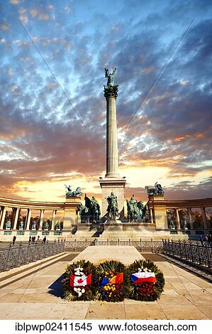 The Cenotaph And Memorial Column In H N Ae º º U N I º I º Sok Tere Heroes Square Budapest Hungary Europe Stock Photography Iblpwp Fotosearch