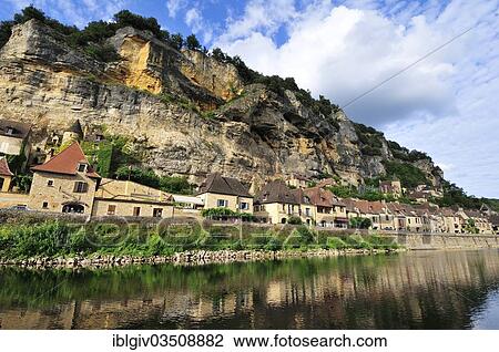 Stock Image - "The village of La Roque-Gageac hugging the cliff, La Roque-Gageac, Dordogne, Aquitanien, France, Europe". Fotosearch