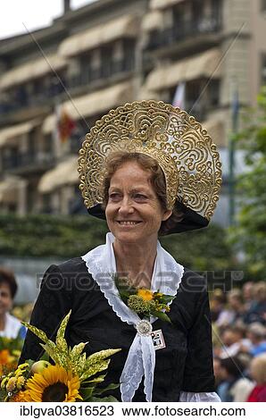 Traditional スイス人 衣装 女 身に着けていること A 金 Bodensee Radhaube 頭飾り から 東 スイス Trachtenfest Interlaken 衣装 祝祭 スイス Europe ストックイメージ Iblgva Fotosearch