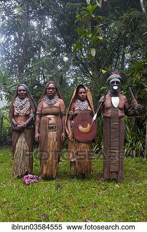 Tribal 責任者 そして ３人の女性たち 身に着けていること 伝統的である 服 高地の 地域 パプアニューギニア Oceania ストックフォト 写真素材 Iblrun Fotosearch