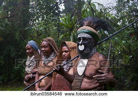 Tribal 責任者 そして ３人の女性たち 身に着けていること 伝統的である 服 高地の 地域 パプアニューギニア Oceania 画像コレクション Iblrun Fotosearch