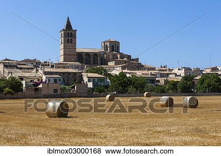 Stock Photo - "View of Sineu and the Mare de Deu dels Angels Parish Church, Sineu, Sineu, Majorca, Balearic Islands, Spain, Europe". Fotosearch