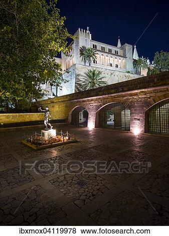 Es Forner monument, Almudaina palace Palau de l'Almudaina behind, Avinguda de Gabriel Roca, historic centre, Ciutat Antiga, Palma de Majorca, Majorca, Balearic Islands, Spain, Europe View Large Photo Image Stock Photo - Es Forner monument, Almudaina palace Palau de l'Almudaina behind, Avinguda de Gabriel Roca, historic centre, Ciutat Antiga, Palma de Majorca, Majorca, Balearic Islands, Spain, Europe. Fotosearch