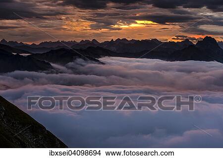 More O Ci Cifog V Vychod Slunce S Allgau Hory Louka Bregenz Les Vorarlberg Rakousko Evropa Obrazek Ibxsei Fotosearch