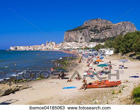 Spiaggia Calcare Scogliere Rocca Di Cefalu Cefalu Provincia Di Palermo Sicilia Italia Europa Archivio Immagini