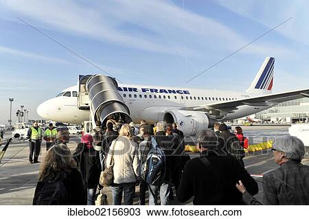 Stock Image - Airbus A319 F-GRXE, passengers boarding, Stuttgart Airport, Stuttgart, Baden-Wuerttemberg, Germany, Europe. Fotosearch