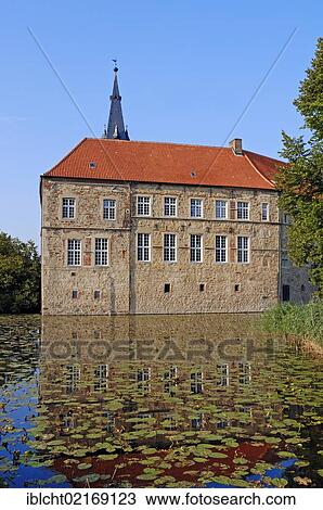 Stock Image - Moated castle of Vischering, Luedinghausen, Muensterland, North Rhine-Westphalia, Germany, Europe. Fotosearch