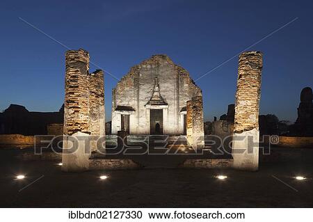 Stock Image - The ancient ruins of Wat Phra Si Rattana Mahathat at night, Lopburi, Thailand, Asia. Fotosearch