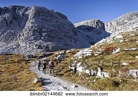 Stock Image - Hikers ascending Paternkoffel Pass above the Zsigmondy Hut, looking towards the Buellelejoch Pass, Sesto, Alta Pusteria, Dolomites, Alto Adige, Italy, Europe. Fotosearch