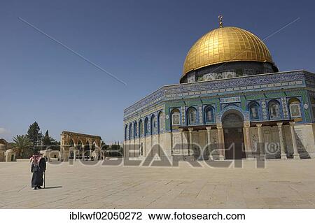 Stock Image - Old Palestinian man wearing a keffiyeh, kufiya approaching the Dome of the Rock on his own, on Temple Mount, Muslim Quarter, Old City, Jerusalem, Israel, Middle East, Asia. Fotosearch